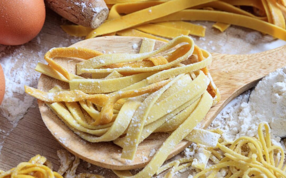 Pasta, gli italiani tornano a cimentarsi con la pasta fatta in casa.